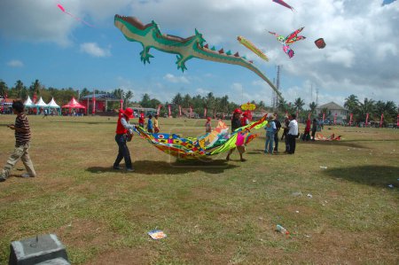 Téléchargez les photos : Festival international de cerf-volant de Pangandaran - en image libre de droit