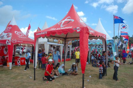Téléchargez les photos : Stands participants au festival de cerf-volant à pangandaran - en image libre de droit