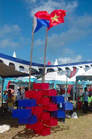 Téléchargez les photos : Stands participants au festival de cerf-volant à pangandaran - en image libre de droit