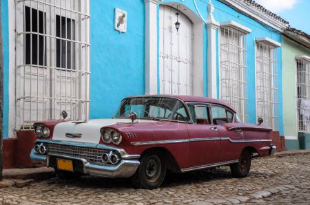 Téléchargez les photos : Vieille voiture rétro dans la rue à La Havane, Cuba - en image libre de droit
