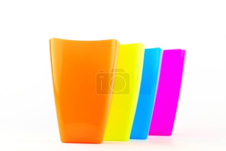 Foto de Coloridos vasos de plástico sobre fondo blanco - Imagen libre de derechos