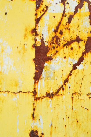 Foto de Metal pintado amarillo con textura oxidada - Imagen libre de derechos