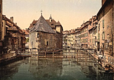 Foto de Antiguo palacio y canal, Annecy, Francia - Imagen libre de derechos