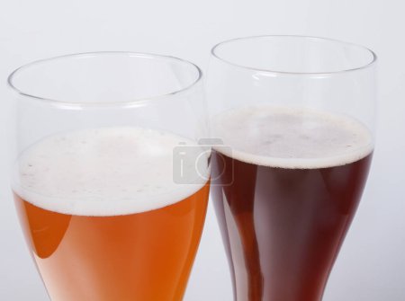 Foto de Dos vasos de cerveza alemana - Imagen libre de derechos