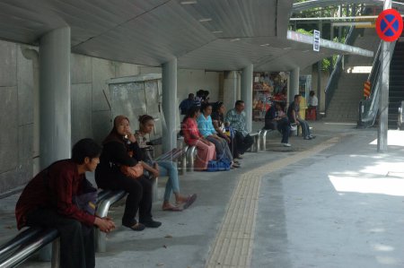 Téléchargez les photos : Malaisiens à la gare routière - en image libre de droit