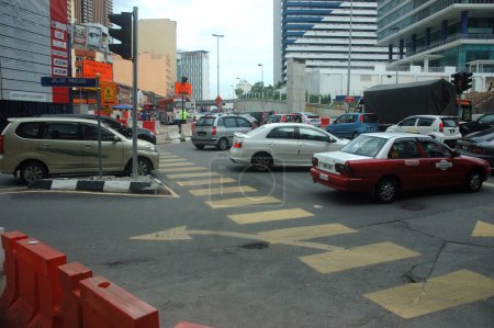 Téléchargez les photos : Kuala Lumpur circulation routière. Voyager à travers l'Asie concept - en image libre de droit