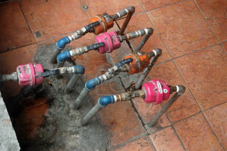 Foto de Tuberías de fontanería y válvulas en el suelo - Imagen libre de derechos