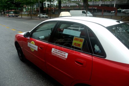 Téléchargez les photos : Taxi Rouge en ville, lieu de voyage en arrière-plan - en image libre de droit
