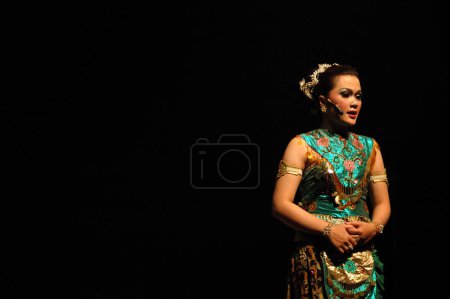 Téléchargez les photos : Spectacle théâtral Sangkuriang. Femme jouant sur scène - en image libre de droit
