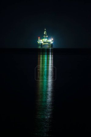 Téléchargez les photos : Plateforme de forage pétrolier la nuit - en image libre de droit