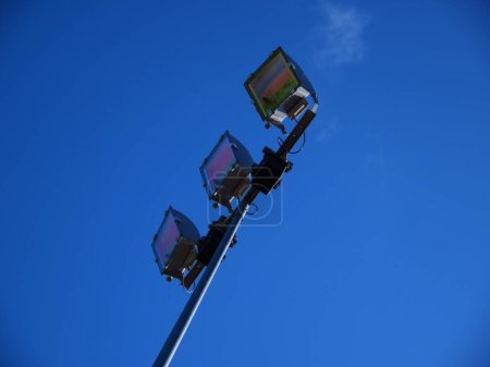 Téléchargez les photos : Lumière du stade contre le ciel bleu - en image libre de droit
