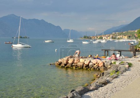 Foto de Lago de Garda en las montañas - Imagen libre de derechos