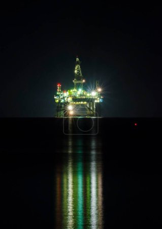 Téléchargez les photos : Plateforme de forage pétrolier la nuit - en image libre de droit