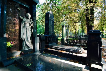 Foto de Cementerio histórico en día soleado - Imagen libre de derechos