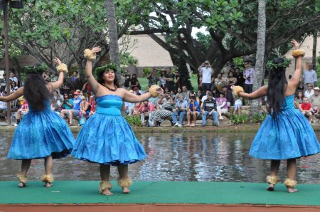 Foto de Gente interpretando Danza Hawaiana - Imagen libre de derechos