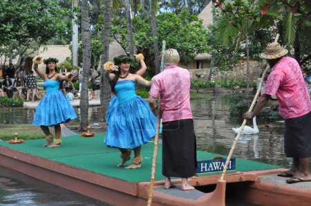 Téléchargez les photos : Personnes exécutant la danse hawaïenne - en image libre de droit