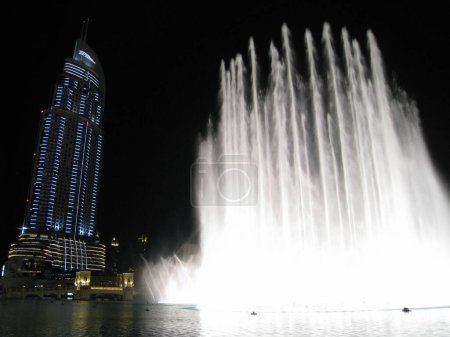Téléchargez les photos : Fontaines de Dubaï la nuit - en image libre de droit