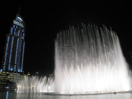 Foto de Dubai Fuentes en la noche - Imagen libre de derechos