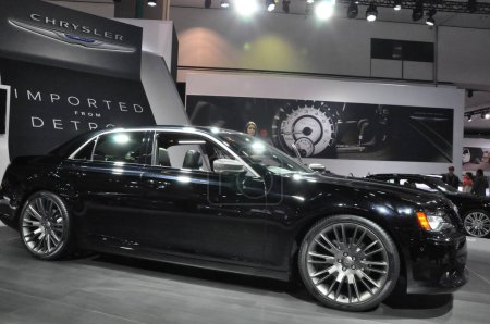 Téléchargez les photos : Chrysler 300 berline, concept de salon de l'auto - en image libre de droit
