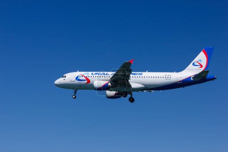 Téléchargez les photos : Avion Airbus A320-214 d'Ural Airlines volant dans le ciel - en image libre de droit