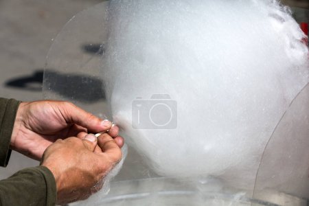 Foto de Máquina de hilo de caramelo con hilo de azúcar blanco - Imagen libre de derechos