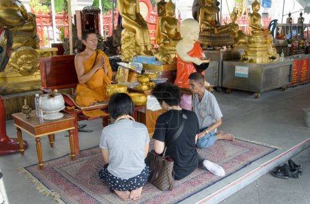 Foto de Gente tailandesa rezando en el templo de Wat trimit Yaowarat Road, Bangkok - Imagen libre de derechos