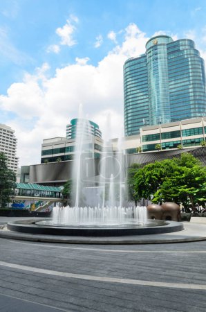 Foto de Fuente en frente de Plaza del Mundo Central en Bangkok - Imagen libre de derechos