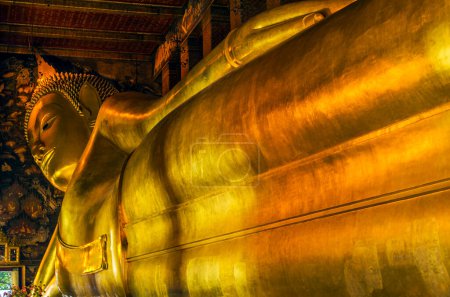 Foto de Thai buddha estatua en wat pho templo - Imagen libre de derechos