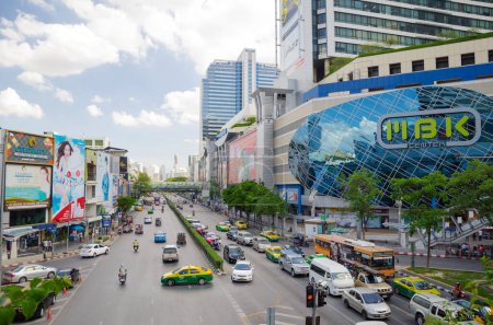 Foto de El tráfico frente al centro comercial mahboonkrong el 3 de julio de 2014 - Imagen libre de derechos