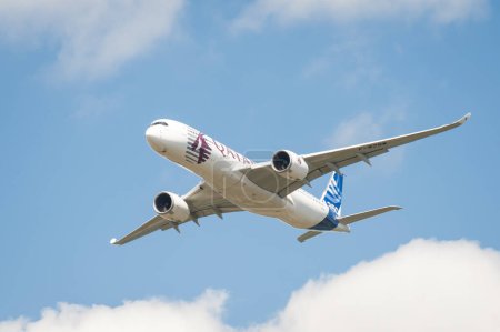 Foto de Aviones Airbus A350 volando en el cielo - Imagen libre de derechos