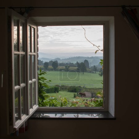 Téléchargez les photos : Vue de la fenêtre à une maison - en image libre de droit