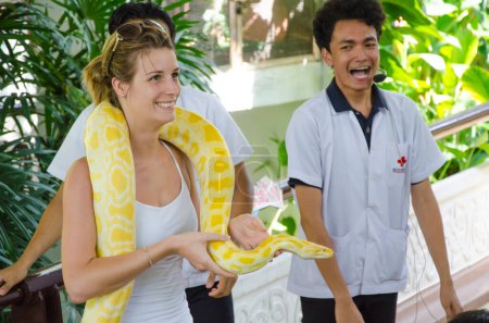 Foto de Show de serpientes en la granja tailandesa de serpientes de cruz roja Bangkok Tailandia en 6 Abril 2014 - Imagen libre de derechos