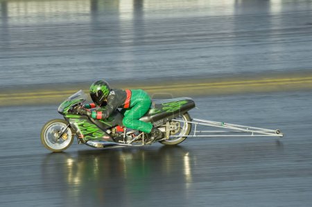 Téléchargez les photos : Dragster moto à l'événement de course de drag - en image libre de droit