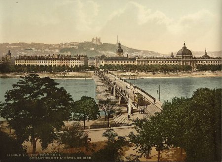 Foto de Puente de la Guillotiere y el Hotel de Dieu, Lyon, Francia - Imagen libre de derechos