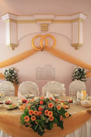 Téléchargez les photos : Salle de mariage et bouquets dans la table - en image libre de droit