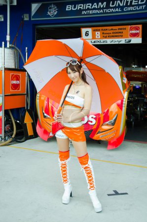 Téléchargez les photos : BURIRAM - 5 OCTOBRE : Reine de la course non identifiée du Japon avec une voiture de course exposée à l'Autobacs Super GT Series Race 7 2014 le 5 octobre 2014 sur le circuit international de Chang Racing, Buriram, Thaïlande - en image libre de droit