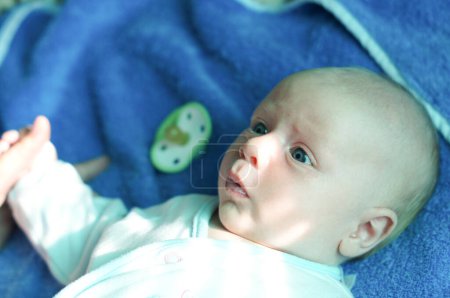 Téléchargez les photos : Charmant petit bébé, vue rapprochée - en image libre de droit