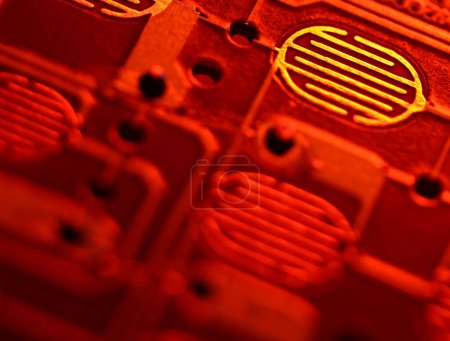 Foto de Placa de circuito en color rojo - Imagen libre de derechos