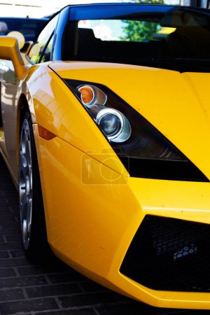 Foto de Amarillo coche deportivo de cerca - Imagen libre de derechos