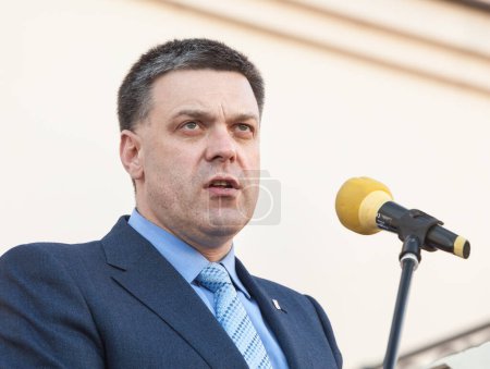 Téléchargez les photos : Oleh Tiahnybok prend la parole lors d'une réunion électorale à Uzhgorod - en image libre de droit