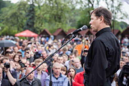Téléchargez les photos : Oleh Liashko prend la parole lors d'une réunion électorale à Kiev - en image libre de droit