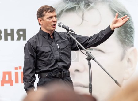 Téléchargez les photos : Oleh Liashko prend la parole lors d'une réunion électorale à Kiev - en image libre de droit