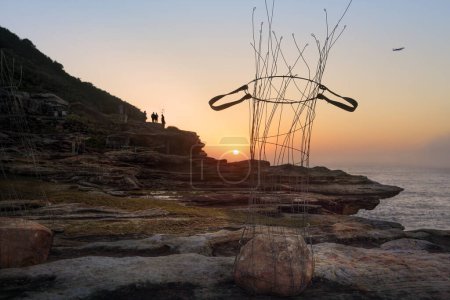 Téléchargez les photos : Paniers en pierre sculpture le long de la promenade côtière - en image libre de droit