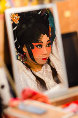 Téléchargez les photos : Actrice d'opéra chinoise se préparant pour la performance - en image libre de droit