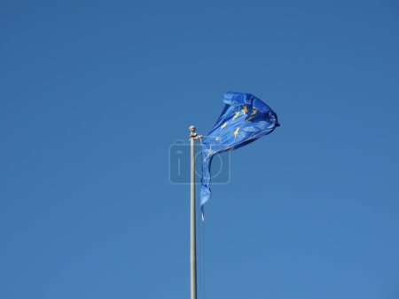 Téléchargez les photos : European flag on the sky background - en image libre de droit