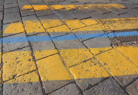 Téléchargez les photos : Signalisation de passage à niveau jaune zèbre sur la route - en image libre de droit