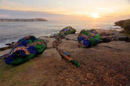 Téléchargez les photos : Surconsommation à Sculpture au bord de la mer - en image libre de droit