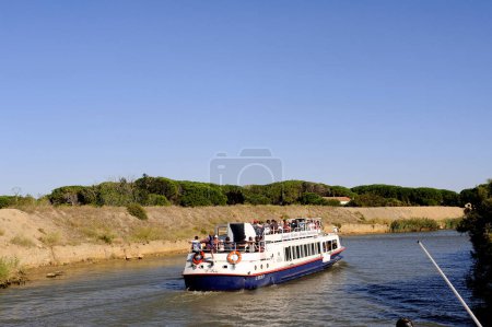 Téléchargez les photos : Sightseeing cruise on the Canal du Rhone - en image libre de droit
