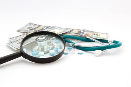 Foto de Costes sanitarios - Estetoscopio sobre el fondo del dinero - Imagen libre de derechos