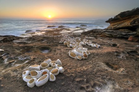 Téléchargez les photos : Lever de soleil sur les rochers. Beau fond nature - en image libre de droit